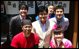 波乱万笑の撮影後に店舗前で記念撮影！